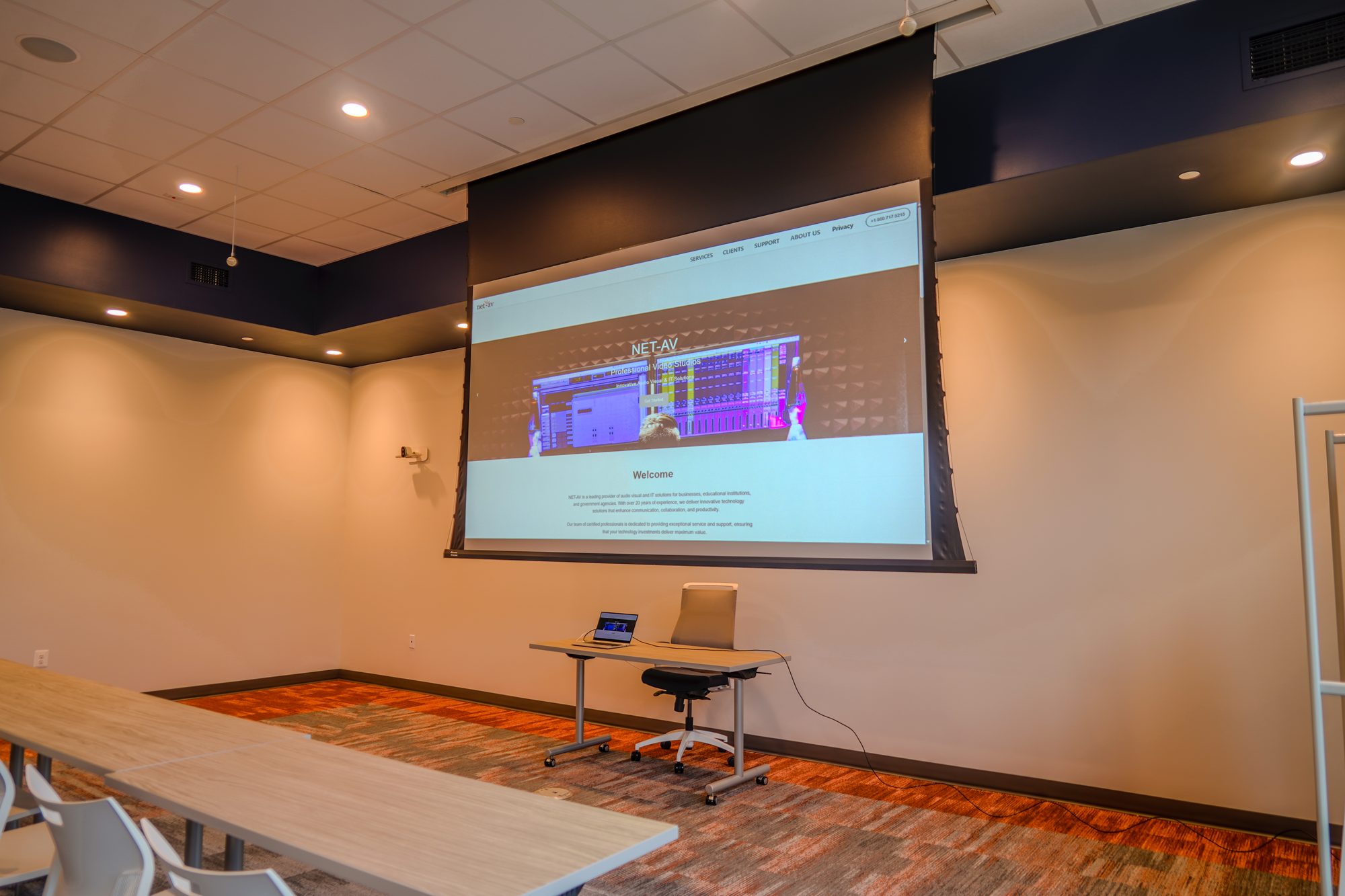 Training room with projection and flexible seating, a university student center